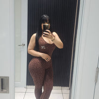 Jumpsuit deportivo JK con estampado de leopardo, detalle de la tela